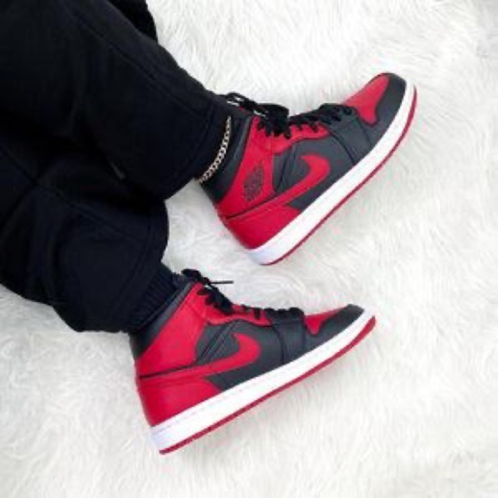 Air Jordan 1 Mid “Banned” Youth 6 / Women’s 7.5 🔥 Colorway • Everyday Sneaker